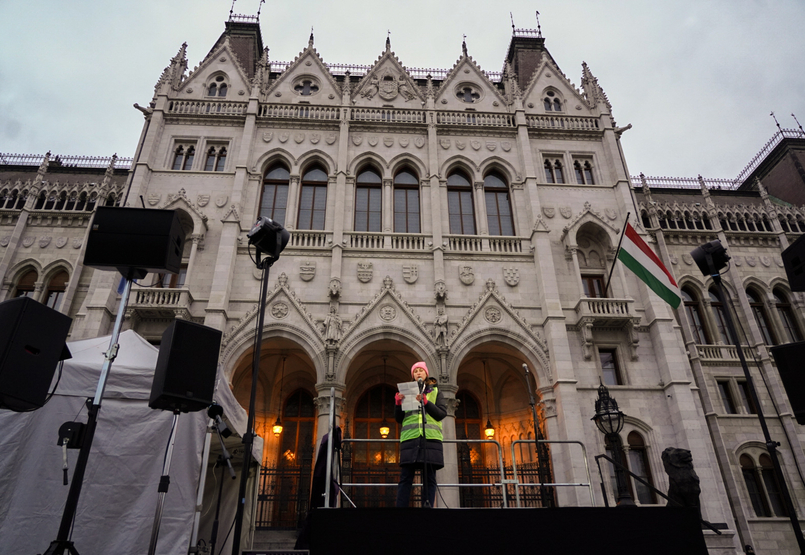 „Véres a kezetek, szégyen égesse arcotok” – a tűzben elhunyt édesanyáért tüntetnek Budapesten