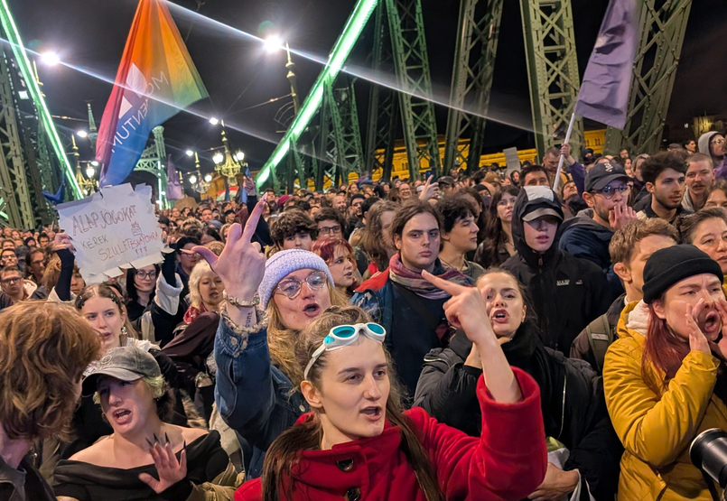 A Szabadság híd után újabb hidat néztek ki maguknak a tüntetők – a Bálnánál van a menet eleje (élő közvetítés)