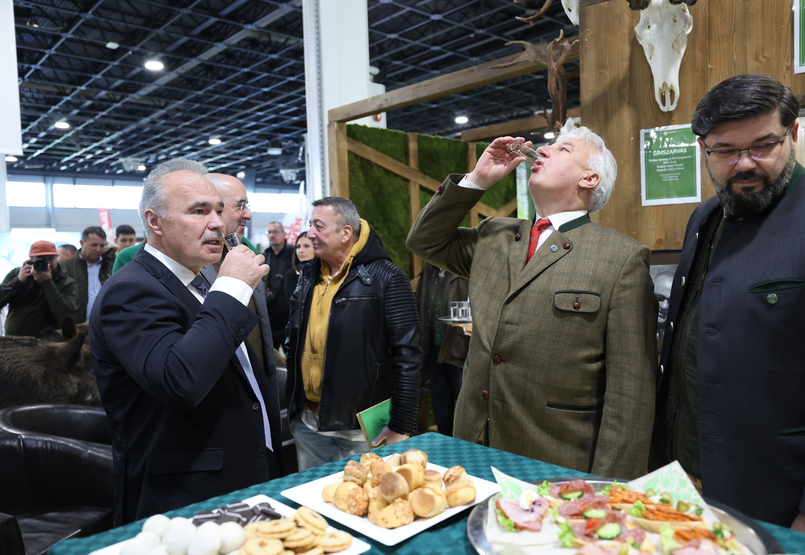 Semjén Zsolt fél egyre bevert két pálinkát, majd elmondta, hogy ő vagy Bayer Zsolt a jobb vadász