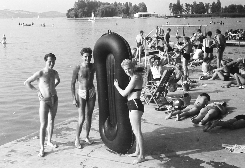 The flame is expensive, the crowd is big, the mud is weak, but we still love it - the same things have been written about Lake Balaton for 100 years