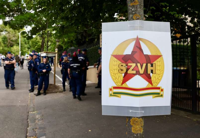 „ÁVH! ÁVH” – skandáltak a Szuverenitásvédelmi Hivatal előtt Hadházyék „ÁVH! ÁVH” – skandáltak a Szuverenitásvédelmi Hivatal előtt Hadházyék