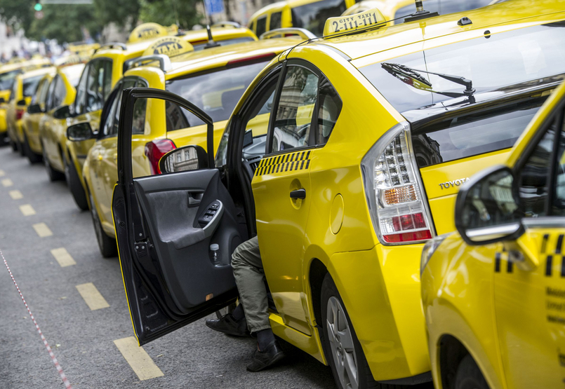 Lavinát indíthat a taxispiacon, hogy a Bolt után itt az Uber és a Gett, az utasok viszont örülhetnek