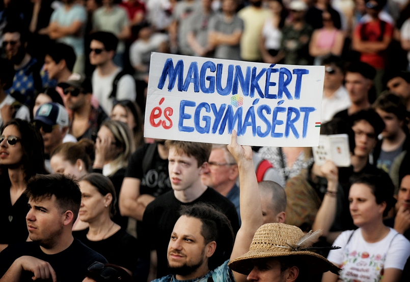 Ez a magyar polgári demokrácia halálos ítélete, és rajta Orbán Viktor aláírása - élőben a Kossuth téri tüntetésről Ez a magyar polgári demokrácia halálos ítélete, és rajta Orbán Viktor aláírása - élőben a Kossuth téri tüntetésről