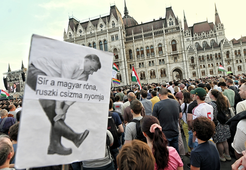 Ez a magyar polgári demokrácia halálos ítélete, és rajta Orbán Viktor aláírása - élőben a Kossuth téri tüntetésről Ez a magyar polgári demokrácia halálos ítélete, és rajta Orbán Viktor aláírása - élőben a Kossuth téri tüntetésről