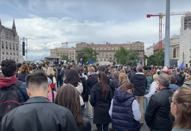 Megtelt a Kossuth tér - élő videós közvetítés az üldözési törvény elleni tüntetésről Megtelt a Kossuth tér - élő videós közvetítés az üldözési törvény elleni tüntetésről
