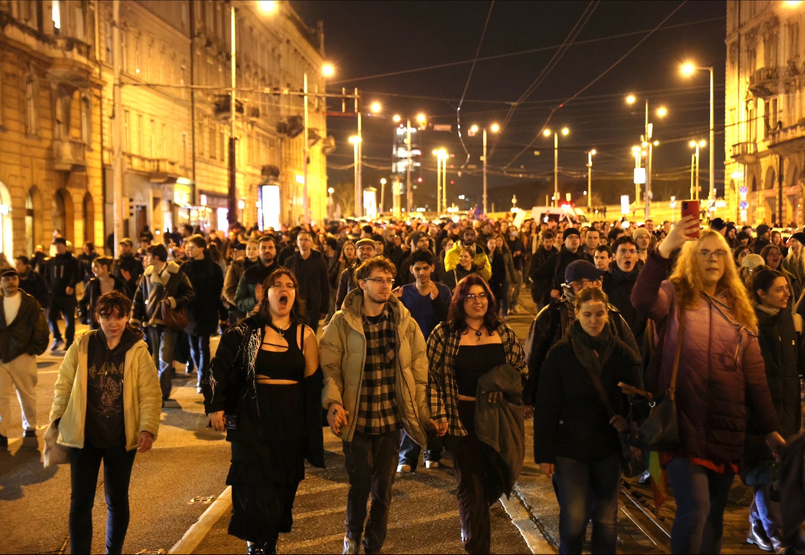 A Petőfi hídról a Nagykörútra vonultak a tüntetők (élő közvetítés)