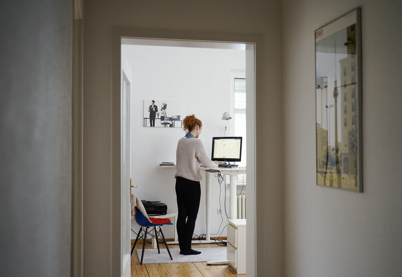 Termelékenységparanoiában élő menedzserek állnak szemben home office-ra vágyó nőkkel és fiatalokkal