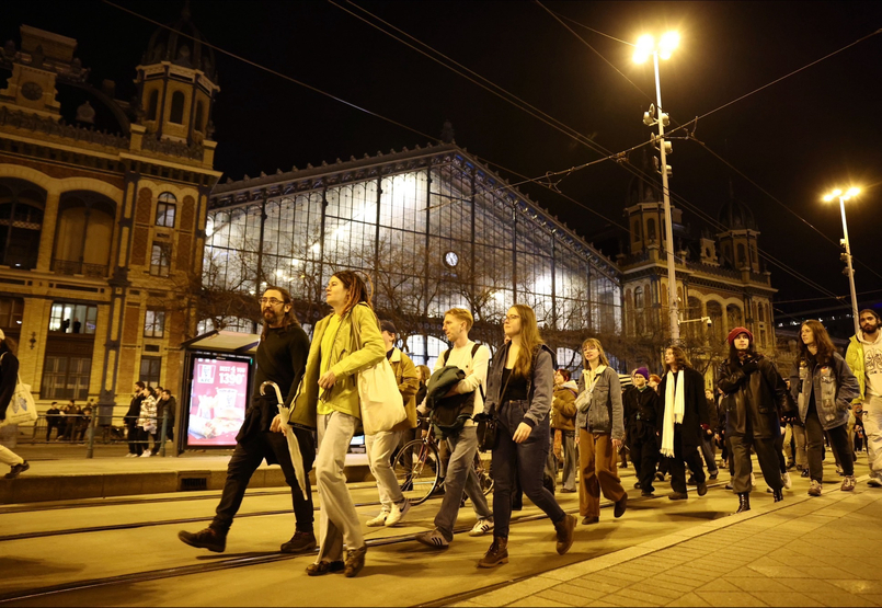 A mai negyedik hídhoz, a Margit hídhoz érkeztek a tüntetők (élő közvetítés)