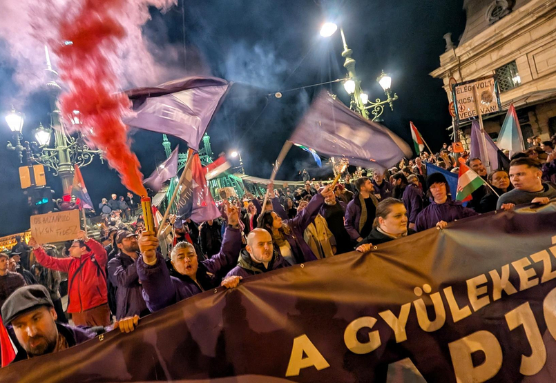 Már a Szabadság hídon égnek a füstgyertyák – egy órára lezárják a hidat a tüntetők (élő közvetítés)