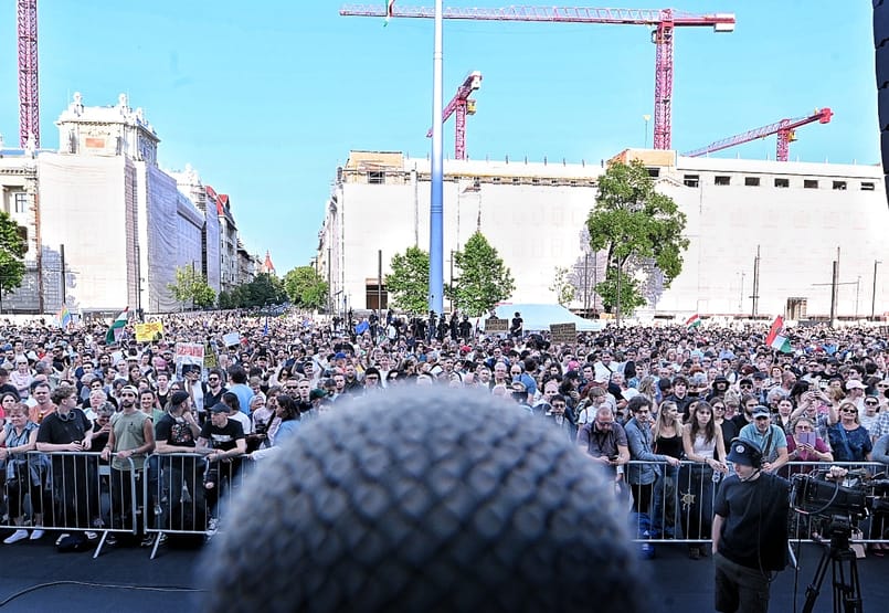 Kezdődik Puzsér Róberték tüntetése a Parlamentnél, ahol húsznál több felszólalót várnak – élő Kezdődik Puzsér Róberték tüntetése a Parlamentnél, ahol húsznál több felszólalót várnak – élő