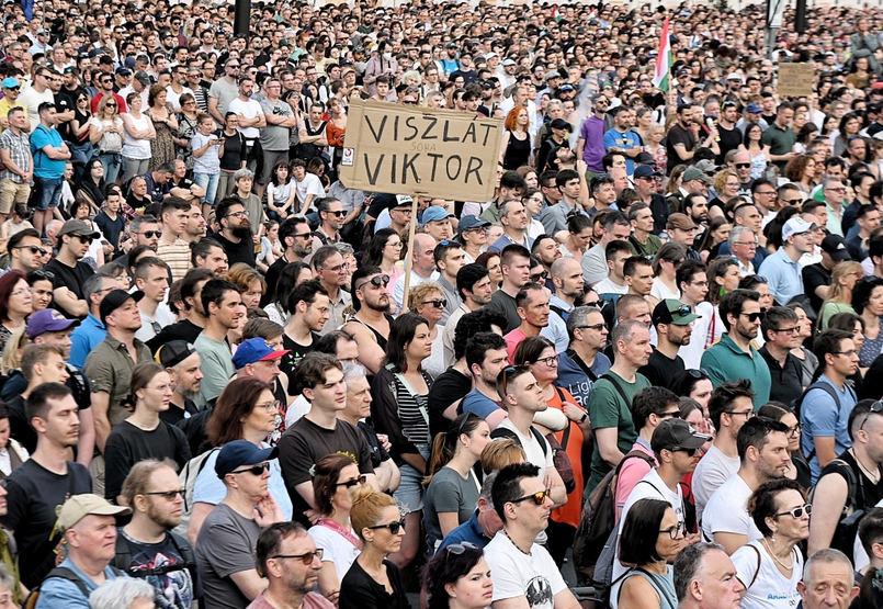 „Ez már a kormánypárti ismerőseimnek is sok” – videón a Polgári Ellenállás Kossuth téri zászlóbontása „Ez már a kormánypárti ismerőseimnek is sok” – videón a Polgári Ellenállás Kossuth téri zászlóbontása