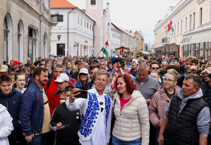 Magyar Péter a Néppártban kémkedő RMDSZ-képviselőkről és buszoztatott provokátorokról beszélt Nagyváradon Magyar Péter a Néppártban kémkedő RMDSZ-képviselőkről és buszoztatott provokátorokról beszélt Nagyváradon