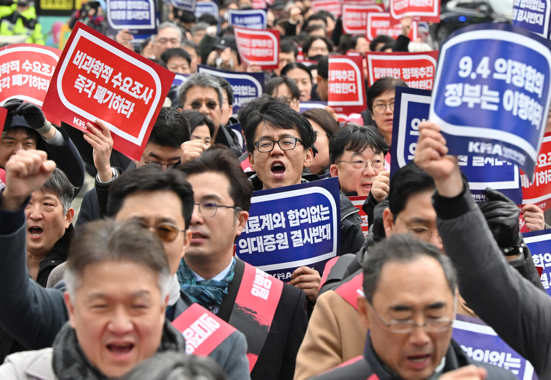 ¿Es demasiados médicos un problema?  Los médicos de Corea del Sur se declararon en huelga hace más de un mes para protestar contra un aumento previsto de personal