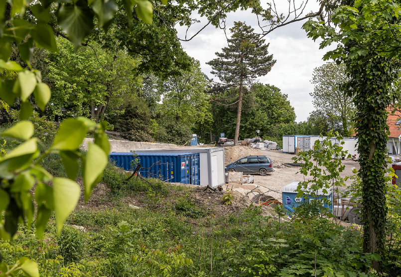 Tiborcz István és Orbán Ráhel új otthonát is rejtheti a volt svábhegyi gyerekkórház területén zajló vitatott építkezés