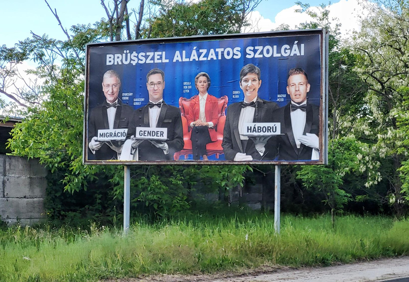 Új plakátok jelentek meg Budapesten: Magyar, Gyurcsány, Dobrev és Karácsony mint Brüsszel alázatos szolgái