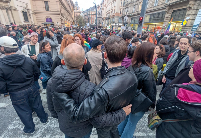 „Ma a Pride, holnap mindenki más” – füstgyertyás útlezárás, Mácsai-szavalat és sok-sok rendőr a Hadházy-féle tüntetésen (élő közvetítés)