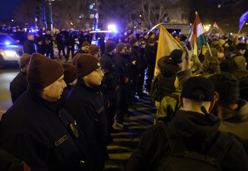 Páran lökdösődtek a rendőrökkel a Pride betiltása ellen tüntetők közül a Margit hídnál - élő közvetítés