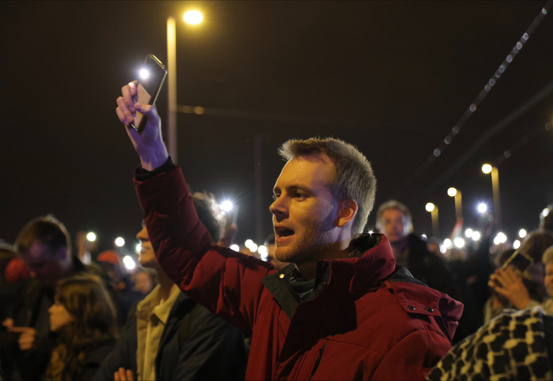 A Szabadság híd után a Petőfi hidat foglalták el a tüntetők (élő közvetítés)