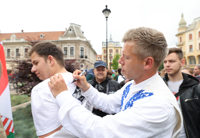 Magyar Péter a Néppártban kémkedő RMDSZ-képviselőkről és buszoztatott provokátorokról beszélt Nagyváradon
