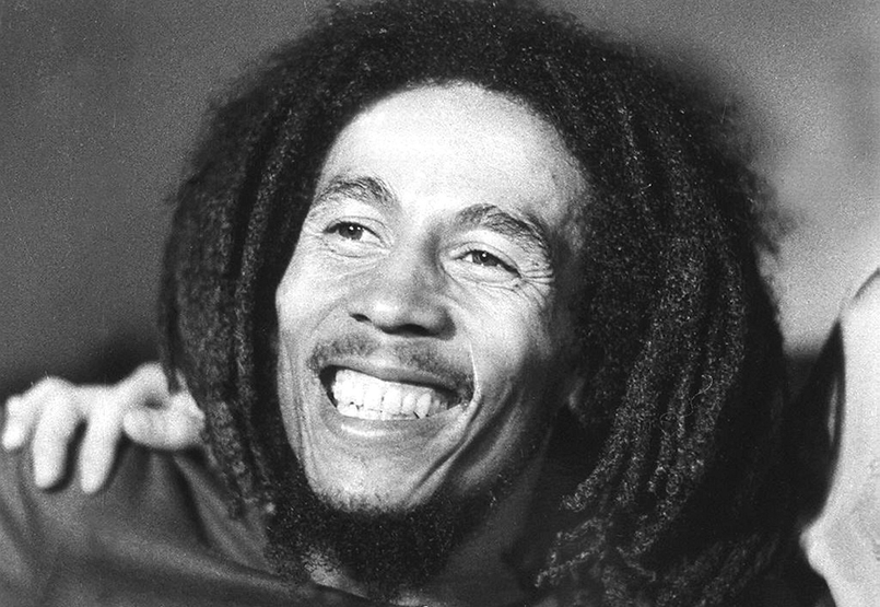 „Szerelem, jólét, mindenki legyen velünk, jah” – halálos ellenségeket pacsiztatott le a koncertjén a 80 éve született Bob Marley