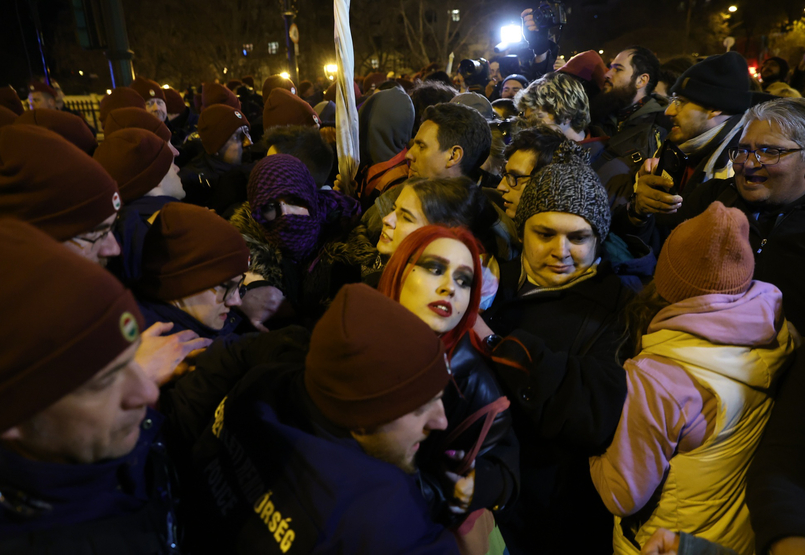 Órákig néztek farkasszemet a tüntetők és a rendőrök a Margit hídon, ám végül komolyabb balhé nélkül ért véget az tüntetés