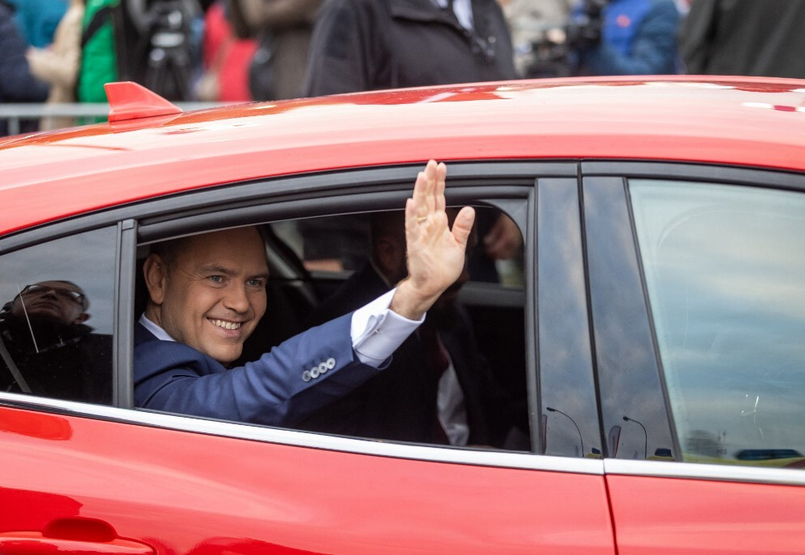 Gúzsba kötve marad Donald Tusk kormánya az új elnök mellett és ez a koalíció széteséséhez vezethet Gúzsba kötve marad Donald Tusk kormánya az új elnök mellett és ez a koalíció széteséséhez vezethet