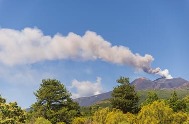 Tíz órát késett egy budapesti Ryanair-járat az Etna pöfékelése miatt