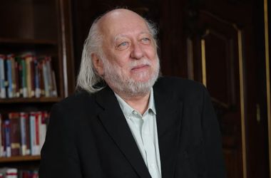 „Tényleg meg fogok bolondulni” – hihetetlen bűvésztrükköktől hüledezik a Nobel-díjas Krasznahorkai László