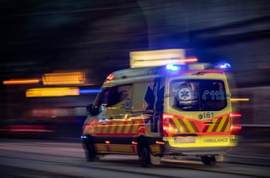 Kamion és munkásokat szállító busz ütközött a 8-as főúton