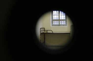 Kínzás a tiszalöki börtönben: csilis kesztyűvel vizsgált aranyeret az orvos