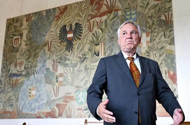 Bécsben irigykednek a budapesti kétharmadra, így csak kiutálni tudják a parlament széljobbos elnökét