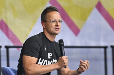 Szijjártó elmagyarázta, hogy lehet az, hogy rajtuk kívül mindenki háborút akar az EU-ban