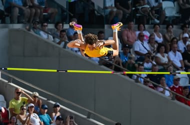 Armand Duplantis megdöntötte a rúdugrás világcsúcsát a budapesti tornán