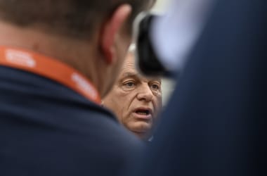 Orbán Viktor magához ragadta a kormányt és elvezette híveit sörözni