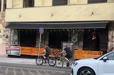 Schwarzenegger ismét biciklire ült Budapesten, most a Mészáros utcában tekert – videó