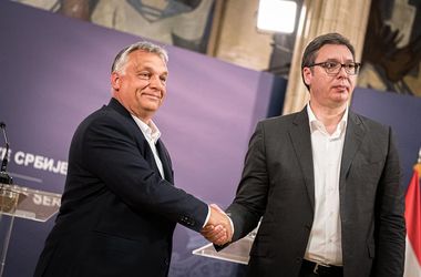 Spiegel-kommentár: Magyarország után Szerbia – elfogy a levegő az autokraták körül?