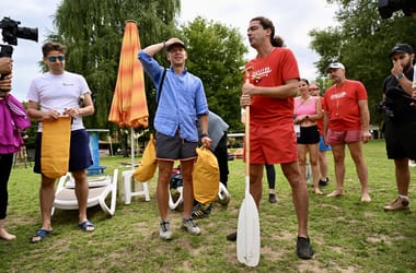 Pártelnök fürdőgatyában: Magyar Péter vízre szállva kezdte meg újabb országjárását