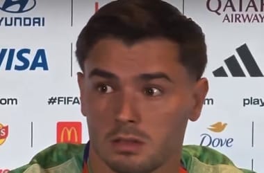 Olyan hangosan veszekedett két újságíró egy vb-s sajtótájékoztatón, hogy a marokkói focista még a kérdést is elfelejtette – videó