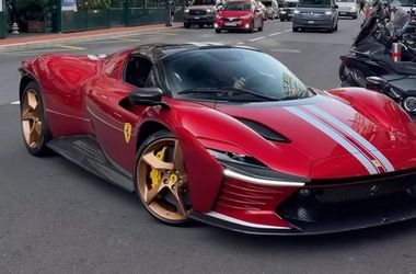Egészen különleges Ferrarival látták Max Verstappent Monaco utcáin