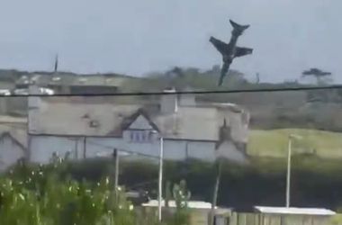 Videó: A földnek csapódva felrobbant a brit légierő egy kiképző gépe
