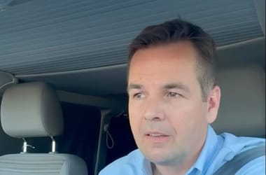 Németh Balázs ismét vezetés közben üzent: Magyar Péter „szar ember”, a kormánytól független újságírók pedig „liberális, uszító, hergelő lények”