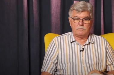 Interjú közben tépte szét Fidesz-tagkönyvét Beke Mihály András diplomata