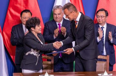 Több tízmilliárd forint közpénzt hálál meg Szijjártó Péter kinevezésével a BYD 