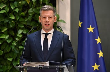 Magyar Péter bizonyítékokat mutatott arról, hogy az Orbán-kormány menekülttábort akart létrehozni, csak hazudott róla