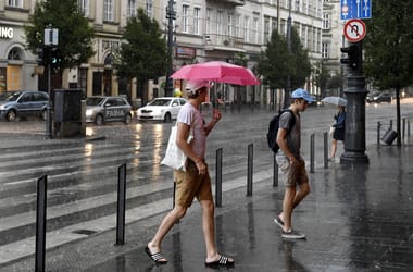 Figyelmeztetést adtak ki 11 megyére, ezeken a helyeken csaphat le a vihar vasárnap