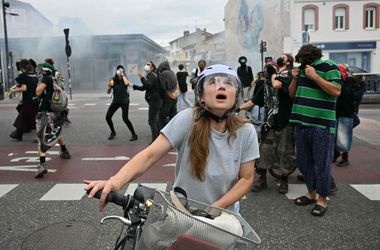 Szertefoszlott álmaik miatt törnek-zúznak a fiatalok Európa-szerte