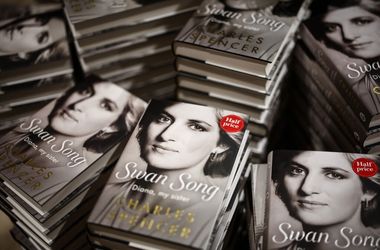 Alig jelent meg a Diana-könyv, máris perelik a szerzőjét, Spencer grófot