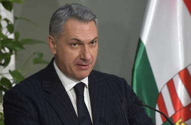 Lázár János azzal dicsekedett, hogy a vasúti WC-k felét már felújították