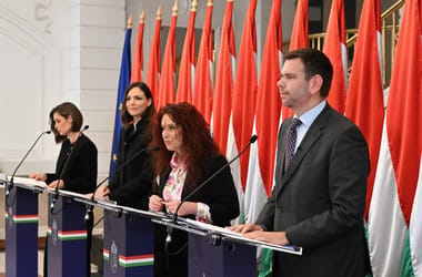 Búcsúzik a védett üzemanyagár, jön a Nemzeti Vagyonvisszaszerzési és Védelmi Hivatal, tart az EU-csúcs – élőben a kormányszóvivői tájékoztatóról