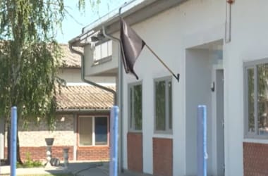 RTL: Pár percre magára hagyták a fiatalt, aki munka közben beleesett egy darálógépbe
